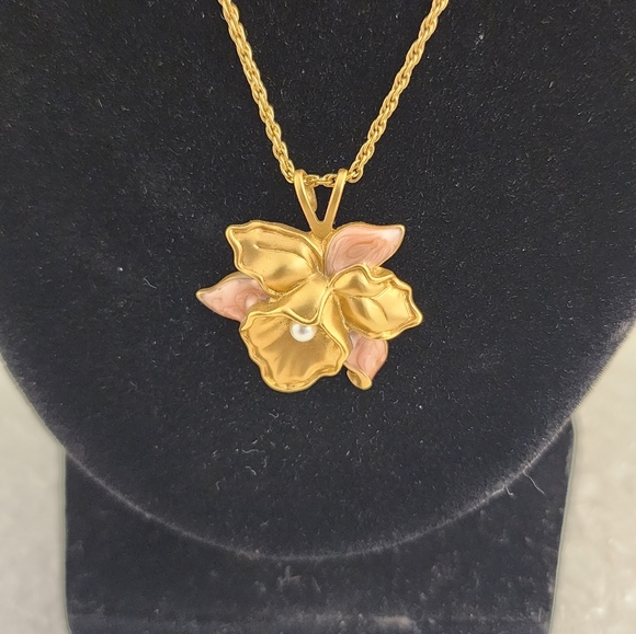 Vtg Gold Tone Pink Enamel Accent Faux Pearl Orchid Necklace - Picture 2 of 14